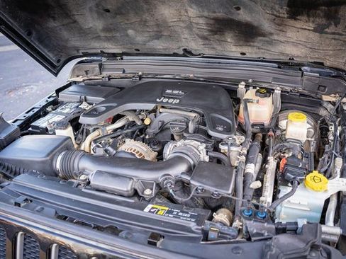 Used 2018 Jeep Wrangler Unlimited Sahara w/ Uconnect 4C Nav & Sound Group image 31