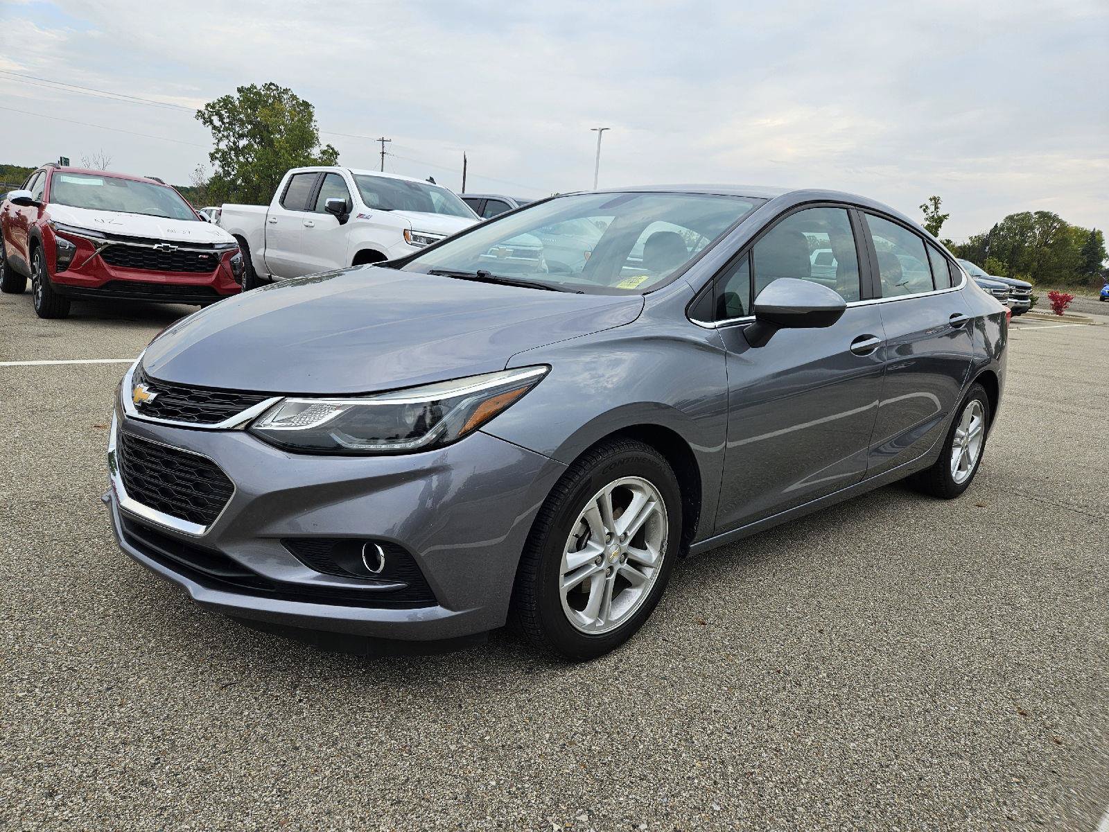 Used 2018 Chevrolet Cruze LT w/ Sun And Sound Package FWD image 3