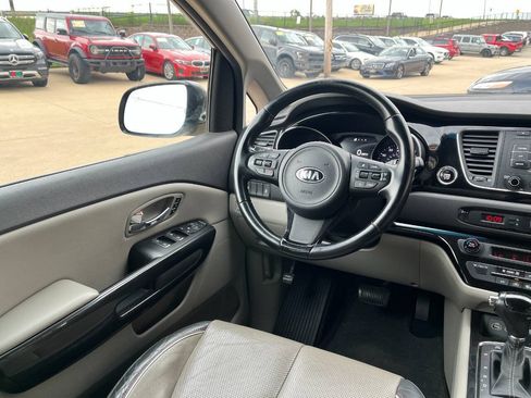 Used 2016 Kia Sedona EX FWD image 17