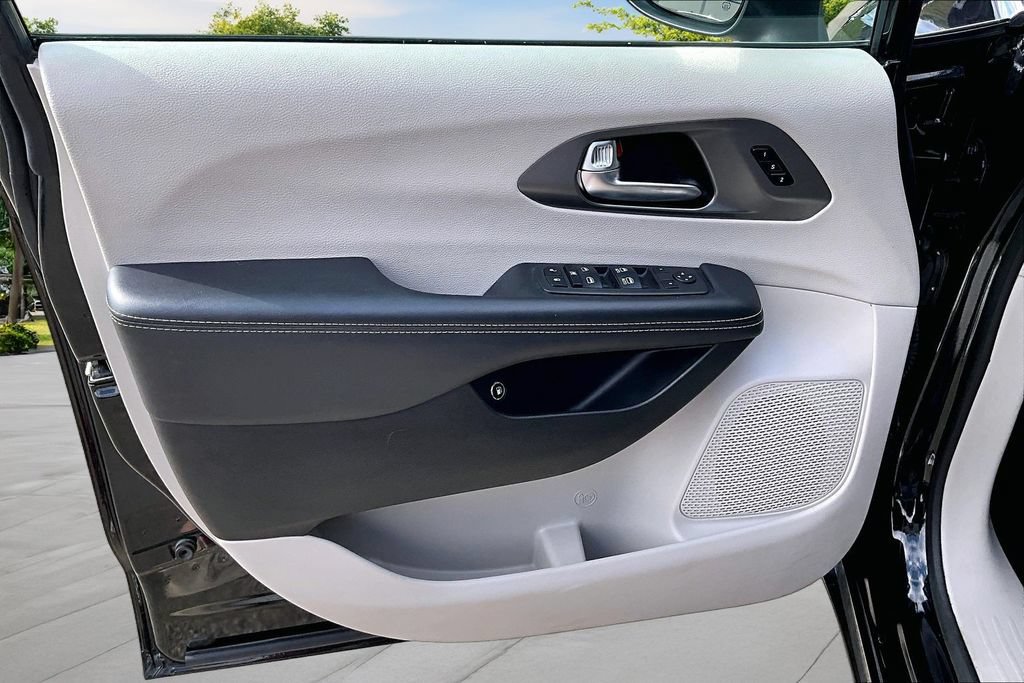 Used 2023 Chrysler Pacifica Touring-L FWD image 23