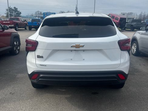 Used 2025 Chevrolet Trax LS w/ LS Convenience Package image 5