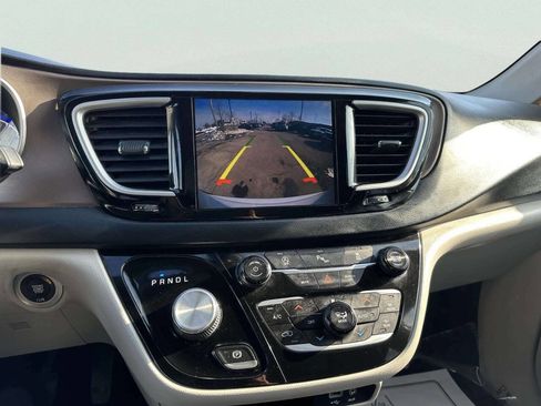 Used 2018 Chrysler Pacifica Touring-L image 21