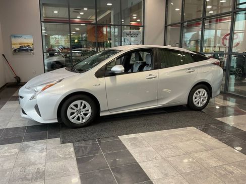 Used 2017 Toyota Prius Two FWD image 3
