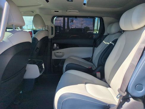 Used 2025 Kia Carnival SX Prestige image 20