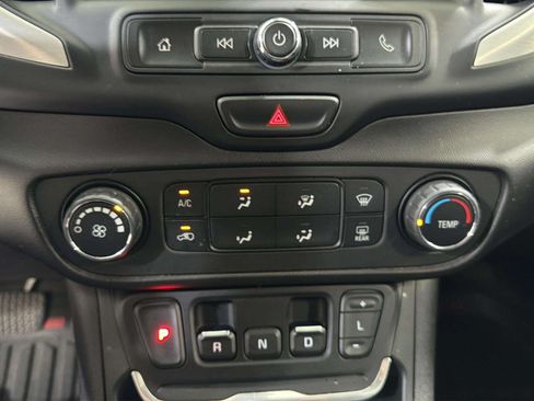 Used 2021 GMC Terrain SLE w/ Elevation Edition FWD image 9