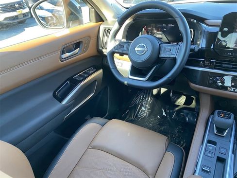 New 2025 Nissan Pathfinder Platinum image 18