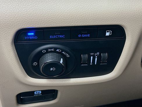 Used 2023 Jeep Grand Cherokee 4WD 4xe w/ Luxury Tech Group II image 17