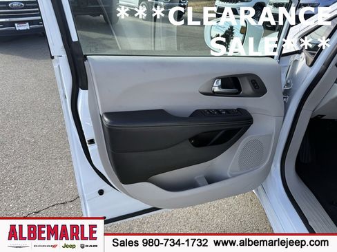 Used 2022 Chrysler Pacifica Touring-L image 13