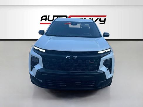 Used 2025 Chevrolet Traverse RS FWD image 2