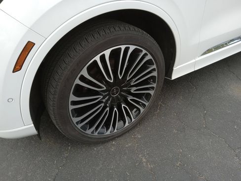 Used 2023 Lincoln Aviator Black Label AWD/4WD image 6