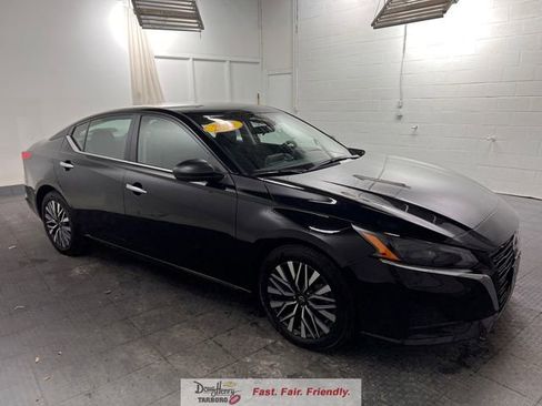 Used 2025 Nissan Altima 2.5 SV FWD image 3