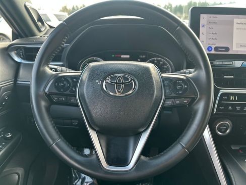 Used 2023 Toyota Venza XLE image 11