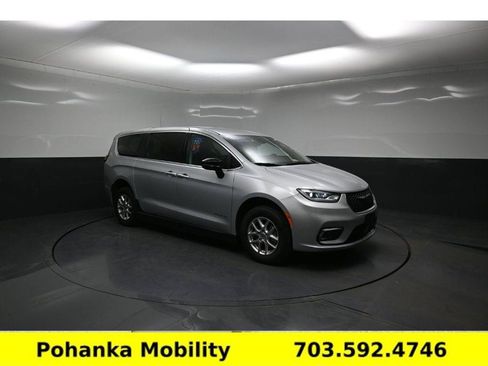 Used 2024 Chrysler Pacifica Touring-L FWD image 7