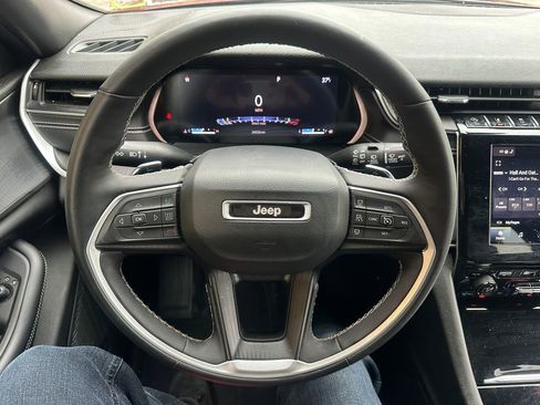 Used 2023 Jeep Grand Cherokee L Laredo image 2