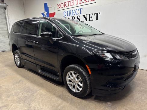 Used 2022 Chrysler Voyager LX image 2