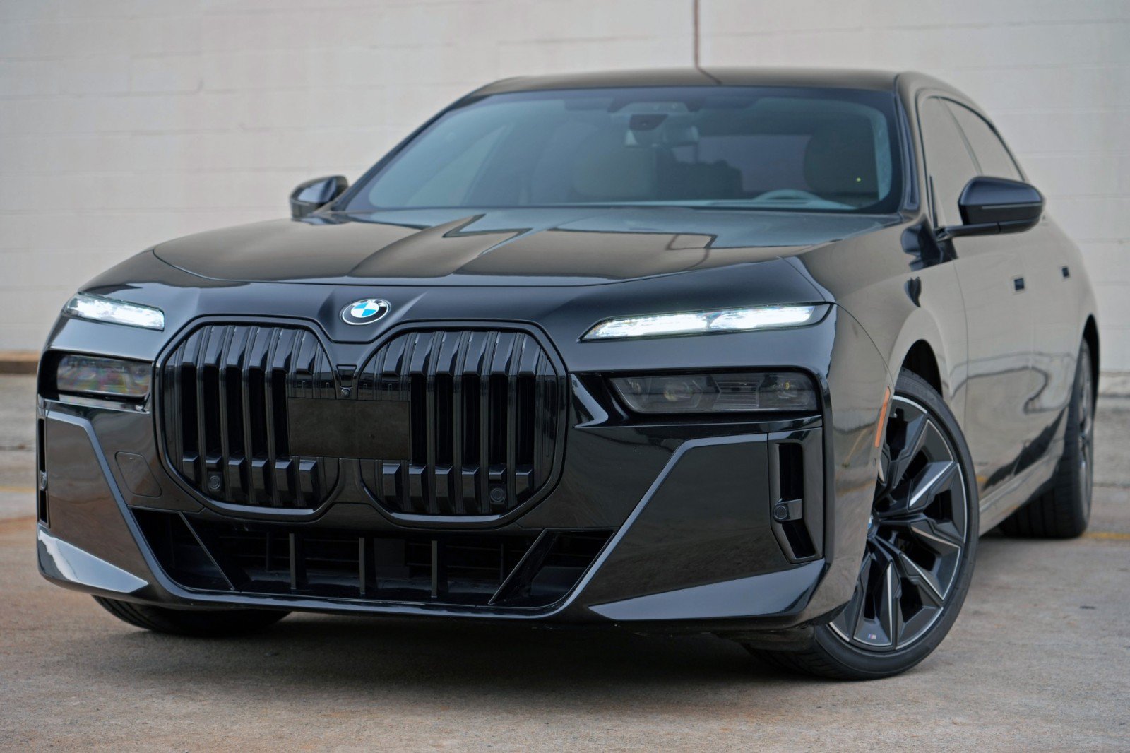Used 2023 BMW 760i xDrive AWD/4WD image 3