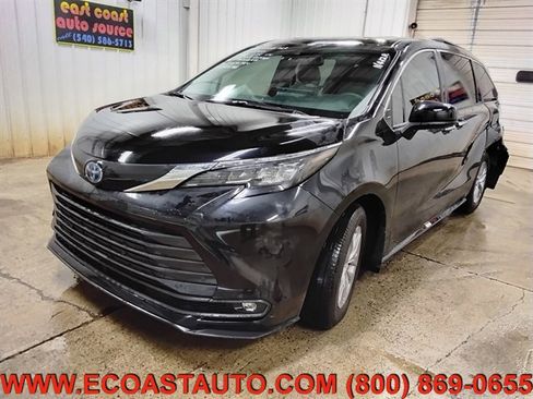 Used 2025 Toyota Sienna XLE FWD image 1