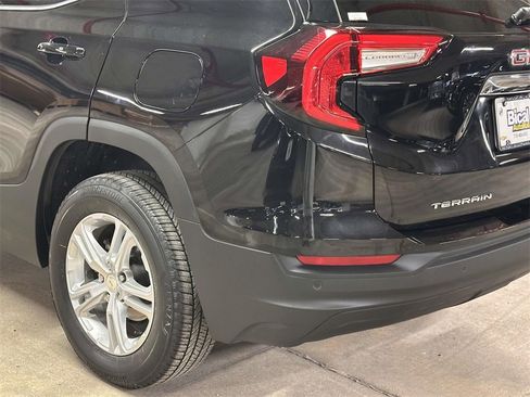 Used 2022 GMC Terrain SLE w/ Driver Convenience Package image 11