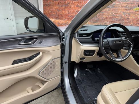 Used 2022 Jeep Grand Cherokee L Limited image 9