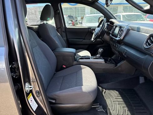 Used 2016 Toyota Tacoma TRD Sport AWD/4WD image 9