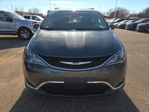 Used 2017 Chrysler Pacifica Touring-L image 8