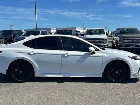 Used 2025 Toyota Camry SE w/ Convenience Package image 2