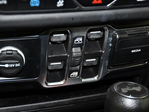 Used 2024 Jeep Wrangler Unlimited Sahara AWD/4WD image 31