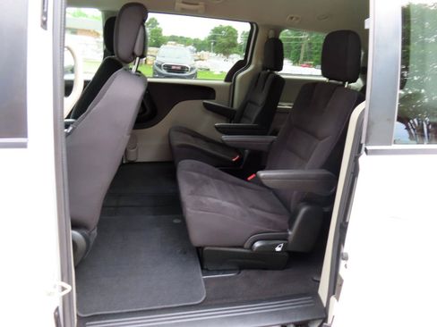 Used 2018 Dodge Grand Caravan SE FWD image 17