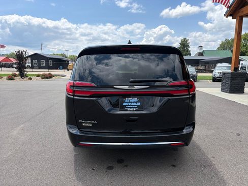 Used 2025 Chrysler Pacifica Select FWD image 5