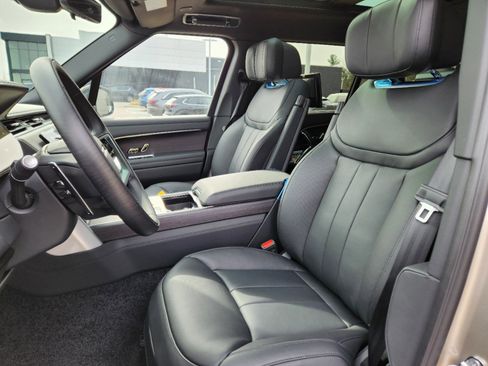 New 2025 Land Rover Range Rover Long Wheelbase Autobiography image 8
