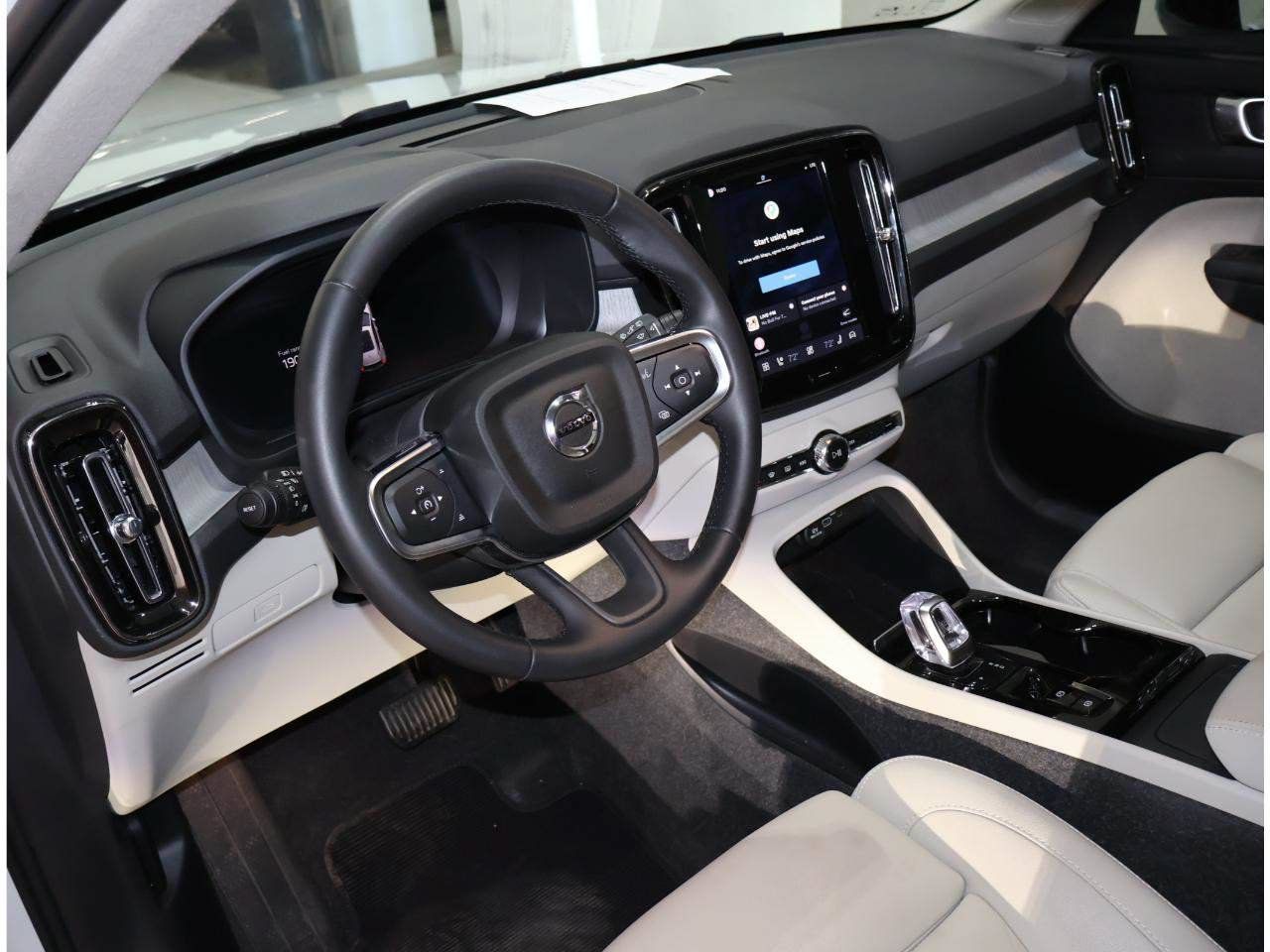 Used 2025 Volvo XC40 B5 Plus w/ Protection Package Premier AWD/4WD image 11