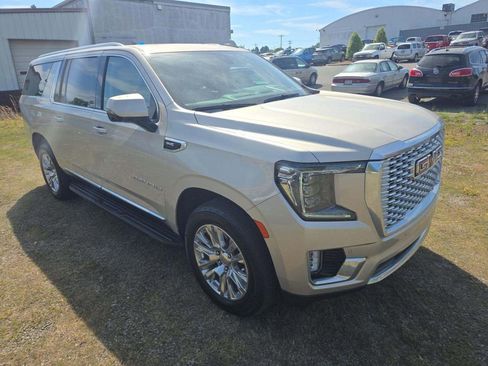 Used 2022 GMC Yukon XL Denali w/ Advanced Technology Package AWD/4WD image 7