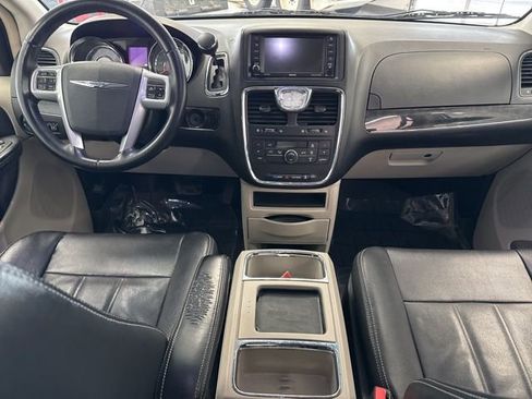 Used 2013 Chrysler Town & Country Touring image 32