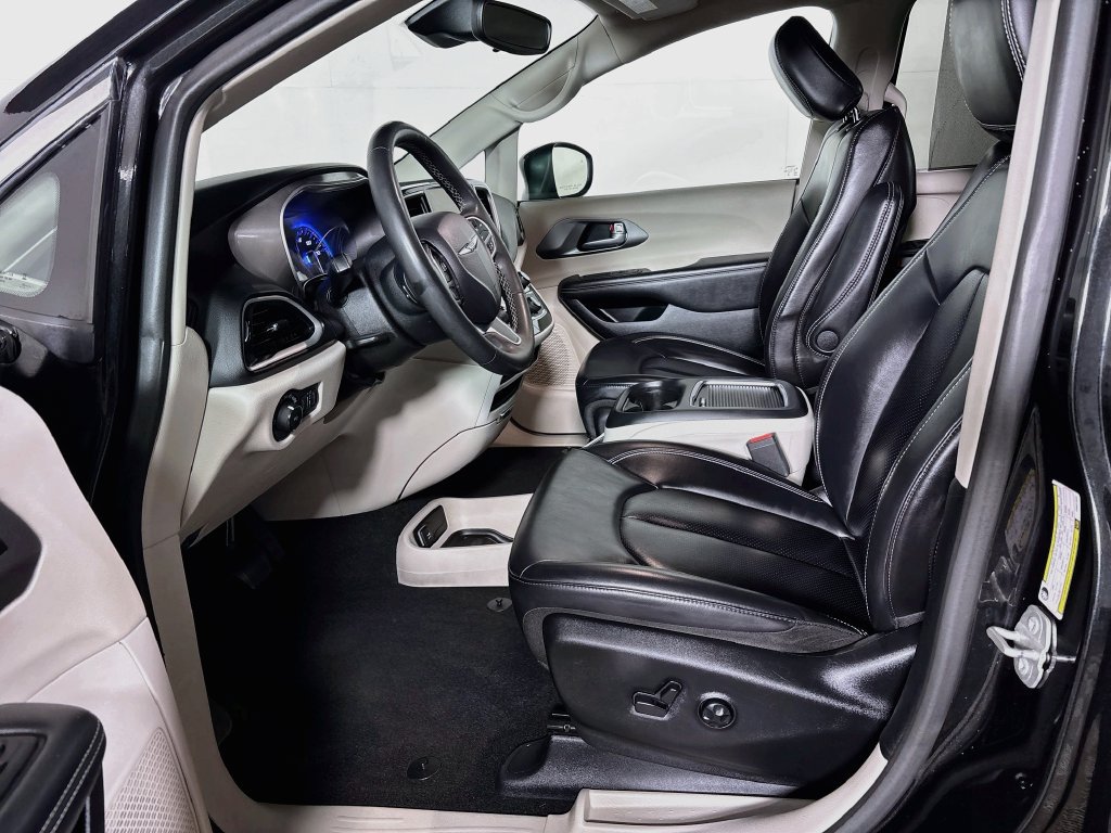 Used 2023 Chrysler Pacifica Touring-L FWD image 11