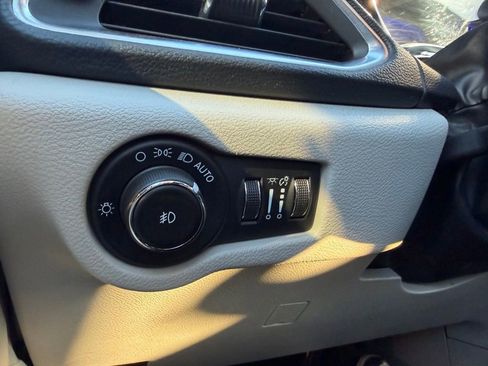 Used 2022 Chrysler Pacifica Limited AWD/4WD image 38