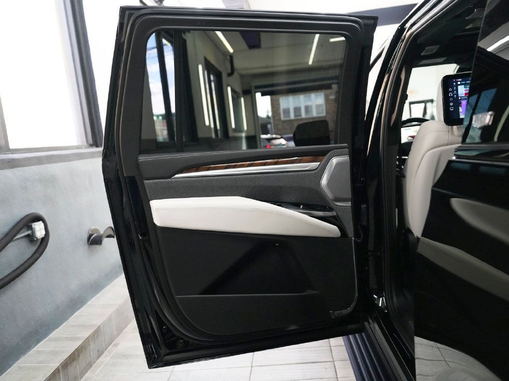 Used 2025 Cadillac Escalade ESV Sport Platinum AWD/4WD image 13