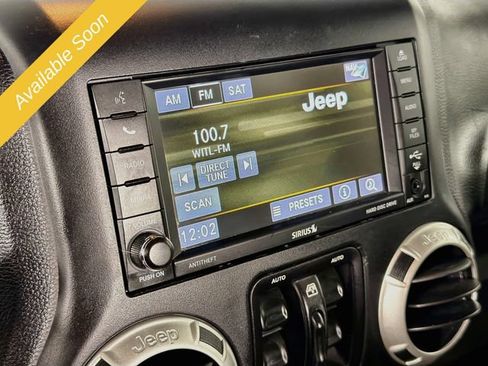 Used 2018 Jeep Wrangler Unlimited Sahara w/ Connectivity Group AWD/4WD image 12