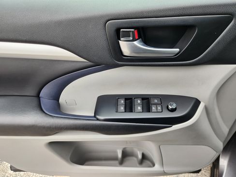 Used 2018 Toyota Highlander XLE image 19
