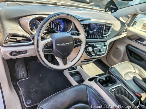 Used 2018 Chrysler Pacifica Limited FWD image 8
