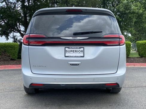 Used 2023 Chrysler Pacifica Touring-L FWD image 6