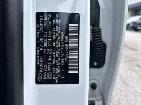 Used 2025 Hyundai Elantra Limited FWD image 36