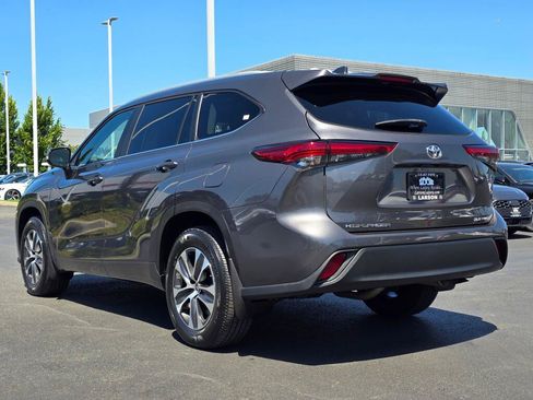Used 2023 Toyota Highlander XLE AWD/4WD image 4