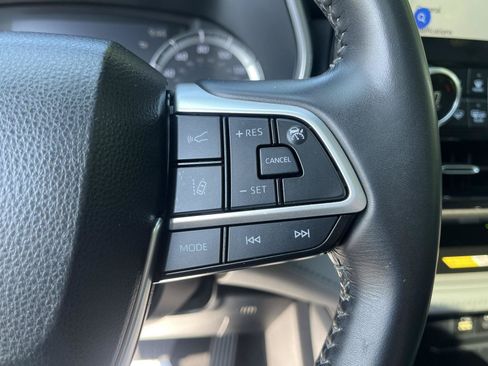 Used 2023 Toyota Highlander XLE AWD/4WD image 28