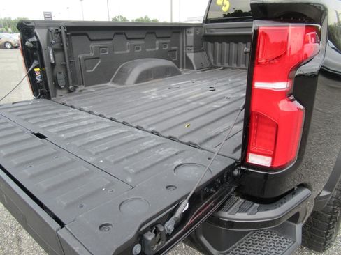 Used 2025 Chevrolet Silverado 2500 ZR2 w/ Technology Package AWD/4WD image 9