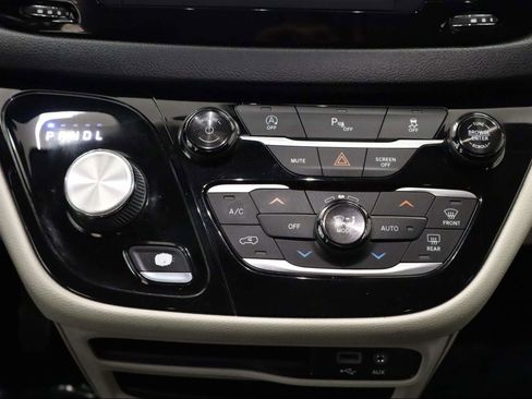 Used 2019 Chrysler Pacifica Touring-L image 12