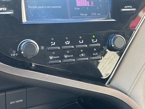 Used 2018 Toyota Camry LE image 12