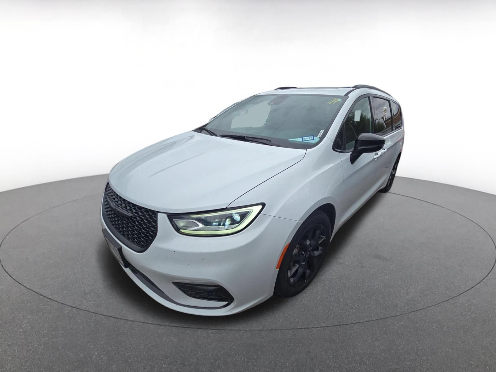 Used 2025 Chrysler Pacifica Limited FWD image 2