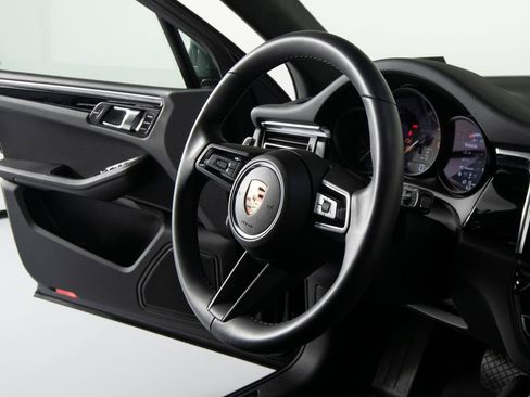 Certified 2025 Porsche Macan AWD/4WD image 29