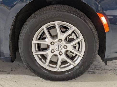 Used 2025 Chrysler Pacifica Select FWD image 11