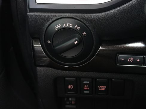 Used 2018 Nissan Titan SV w/ SV Convenience Package AWD/4WD image 28